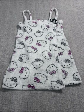 Hello Kitty White Plush Fleece Robe with Pink Bow Details. Size L
